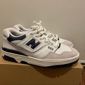 New balance 550 navy and white. Men’s 8.5/ women’s 10